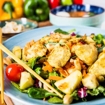 Ilustrasi Sepiring Chicken Salad Credit: Freepik.com