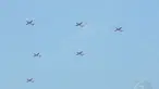 Tim Aerobatik Jupiter TNI AU beraksi memeriahkan HUT RI ke-69 di kawasan Tugu Monas, Jakarta, (31/8/2014). (Liputan6.com/Helmi Fithriansyah)