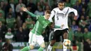 Gelandang Irlandia Utara, Shayne Lavery, berusaha melewati bek Jerman, Jonathan Tah, pada laga Kualifikasi Piala Eropa 2020 di Windsor Park, Belfast, Senin (9/9). Irlandia Utara kalah 0-2 dari Jerman. (AFP/Paul Faith)