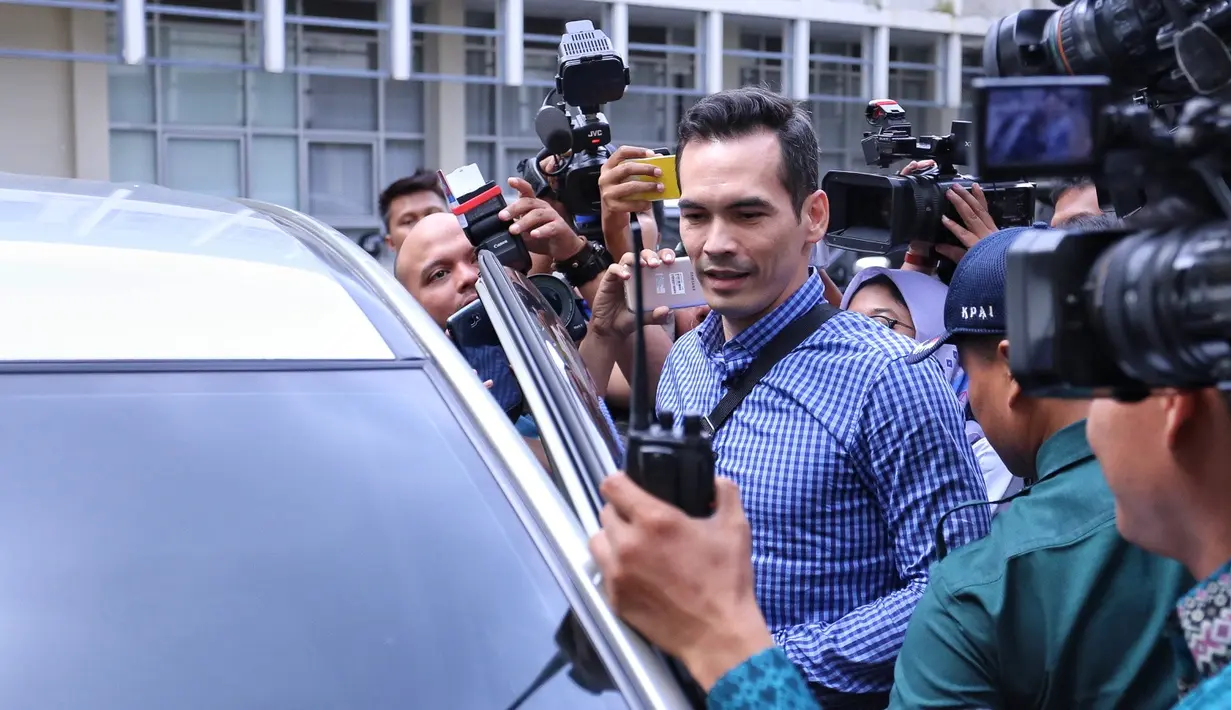 "Mas, kemarin habis ke Safari ya sama mbak Vonny?" sahut awak media kepada suami Tsania Marwah itu.‎ Mendengar pertanyaan itu, Atalarik menjawab dengan santai. "Kok tahu sih," ujarnya dari dalam mobil. Jumat (28/7). (Adrian Putra/Bintang.com)