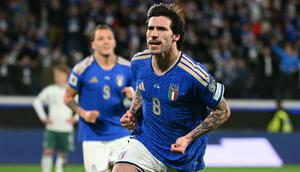 Italia berhasil memetik kemenangan dalam laga play off melawan Irlandia Utara dan menjaga asa mereka untuk lolos ke Piala Dunia 2026. (AFP/Alberto Pizzoli)