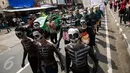 Peserta melukis wajah dan tubuhnya saat mengikuti pawai memperingati Hari Perawat Sedunia di sepanjang Jalan Malioboro, Yogyakarta, Minggu (15/5). Pawai tersebut diikuti oleh sejumlah sekolah tinggi kesehatan di Jogja. (Liputan6.com/Boy Harjanto)