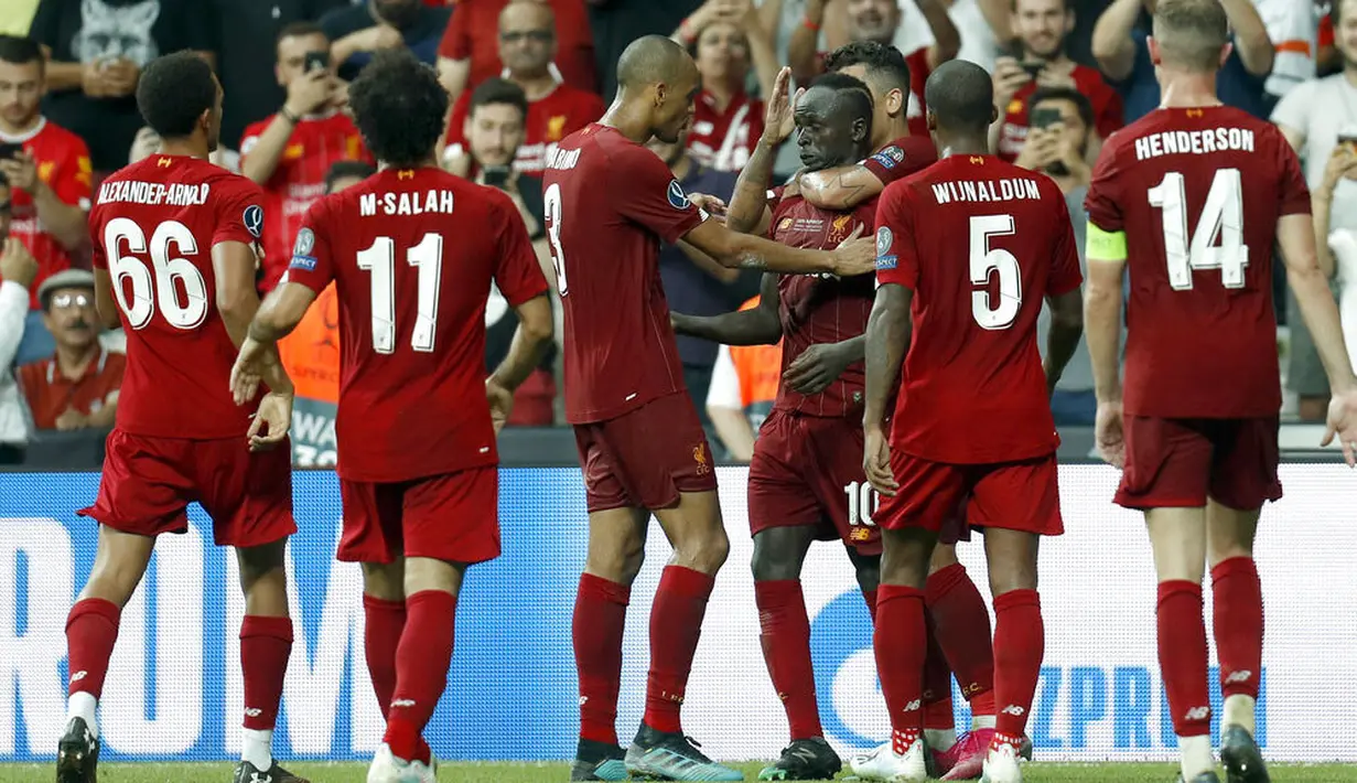 Para pemain Liverpool merayakan gol yang dicetak oleh Sadio Mane pada laga Piala Super Eropa 2019 di Stadion Vodafone Park, Istanbul, Rabu (4/8). Liverpool mengalahkan Chelsea lewat adu penalti dengan skor 5-4. (AP/Lefteris Pitarakis)