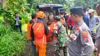 Jasad Wanita dievakuasi  menggunakan  mobil ambulance menuju RSUD Blambangan Banyuwangi (Istimewa)