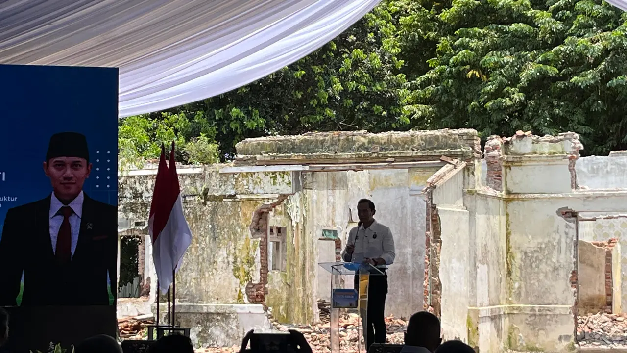 Menteri Koordinator Bidang Infrastruktur dan Pembangunan Kewilayahan Agus Harimurti Yudhoyono (AHY) dalam Konferensi Pers memanfaatkan aset lahan KAI, Senin (16/3/2026). (Liputan6.com/Gagas)