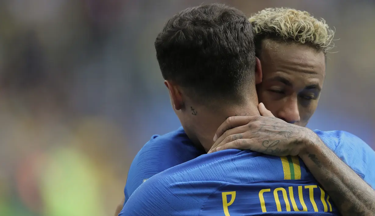 Striker Brasil, Neymar, menangis usai mengalahkan Kosta Rika pada laga grup E Piala Dunia di Stadion Krestovsky, St Petersburg, Jumat (22/6/2018). Pada laga ini Neymar berhasil mencetak gol perdana Piala Dunia 2018. (AP/Dmitri Lovetsky)