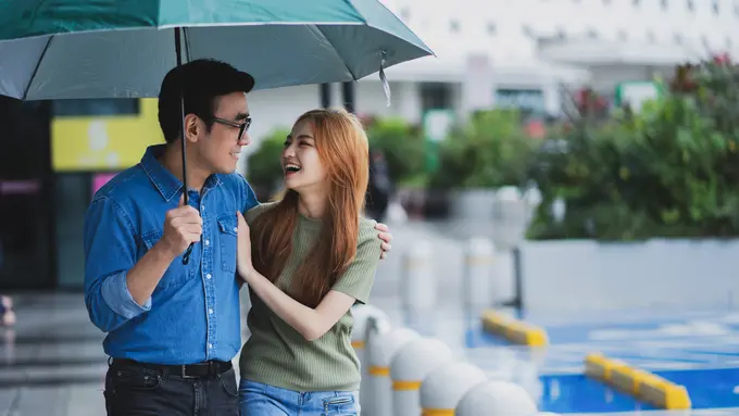 perempuan dan pasangan pakai payung