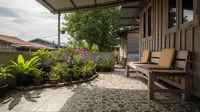 8 Contoh Teras Rumah Kampung Sederhana dengan Tanaman Hijau, Tenang dan Menyejukkan