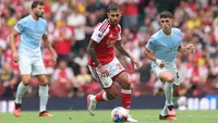 Gelandang asal Brasil Arsenal nomor punggung 39, Bruno Guimaraes, berlari membawa bola dalam pertandingan sepak bola FA Community Shield Inggris antara Arsenal dan Manchester City di Principality Stadium, Cardiff, Wales Selatan, pada 16 Agustus 2026. (Adrian DENNIS / AFP)