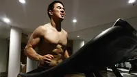 Pada salah satu postingan foto di Instagram, Joe Taslim tampak sedang bertelanjang dada. Ia terlihat sedang berolahraga di atas treadmill. (Foto: instagram.com/joe_taslim)