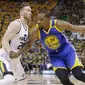 Pemain Golden State Warriors, Kevin Durant berusaha melewati pemain Utah Jazz, Gordon Hayward pada pertandingan Semifinal Wilayah Barat Playoffs NBA 2017 di Salt Lake City (5/6). Dalam pertandingan ini Durant tampil menawan. (AP Photo/Rick Bowmer)