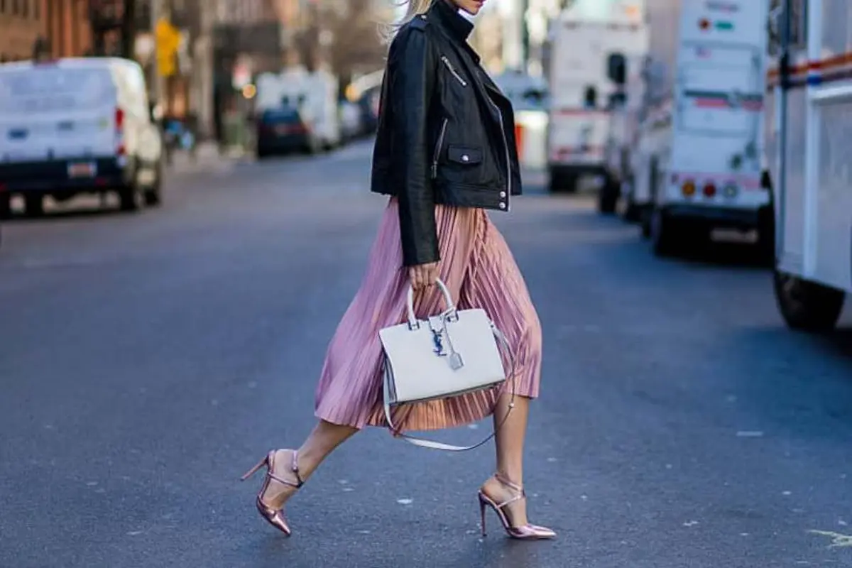 6 Style dengan Rok Midi yang Berhasil Bikin Kamu Kece Berat!