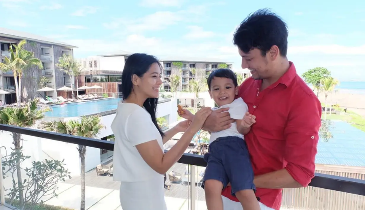 Titi Kamal bersama suami dan anaknya saat liburan di Bali. (instagram.com/titi_kamall)