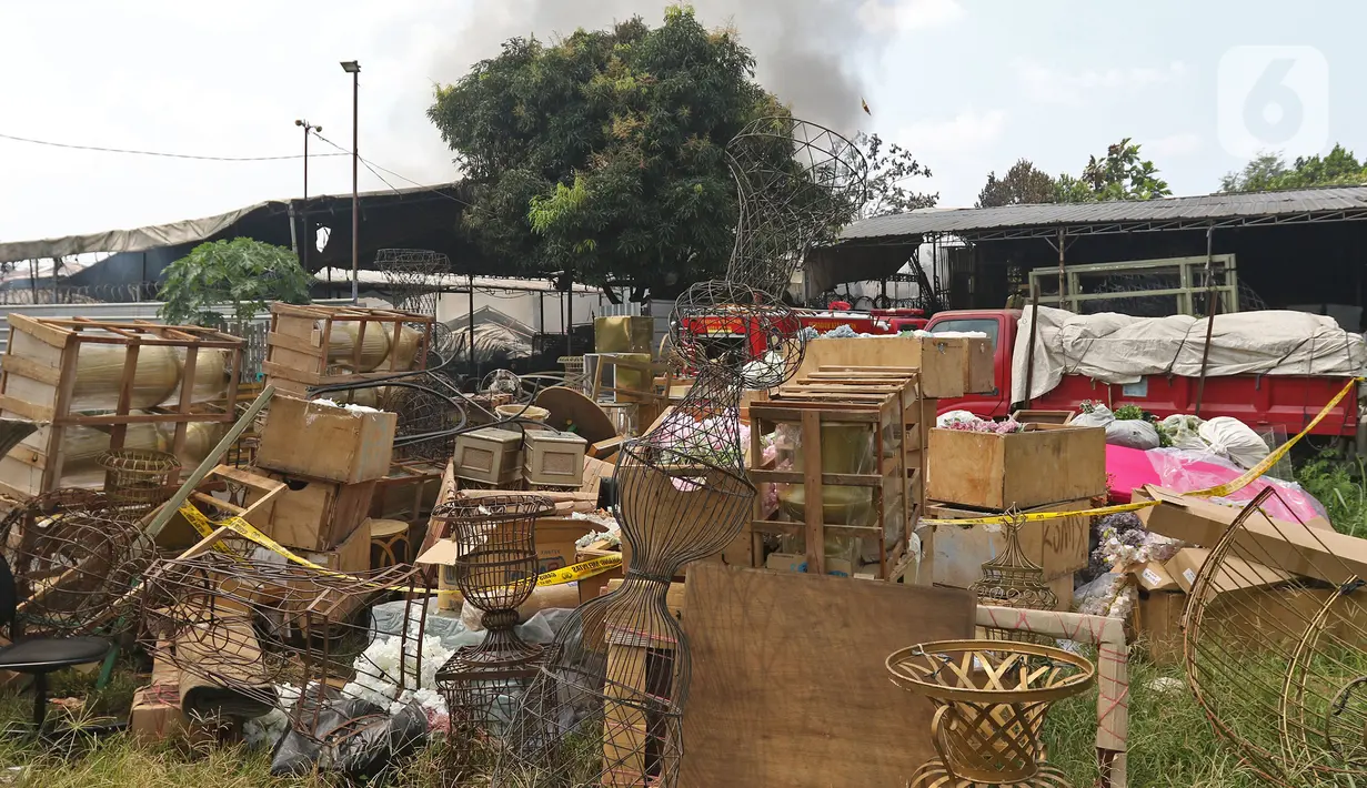 Sejumlah barang yang berhasil diselamatkan dari kebakaran gudang alat pesta di kawasan Cinangka, Depok, Senin (2/8/2021). Banyaknya bahan dari kayu serta bahan yang mudah terbakar, membuat api dengan cepat menyambar dan menghanguskan isi dan bangunan gudang. (Liputan6.com/Herman Zakharia)