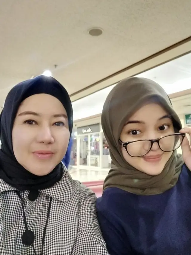 7 Potret Pinky Evianty, Kakak Maia Estianty yang Kini Berhijab