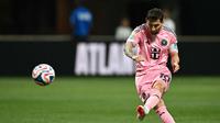 Lionel Messi mencetak gol via tendangan bebas ke gawang FC Porto. Inter Miami menang 2-1 pada laga kedua fase grup Piala Dunia Antarklub 2025, Jumat (20/6/2025) dini hari WIB di Mercedes-Benz Stadium, Atlanta, Amerika Serikat. (Paul ELLIS / AFP)