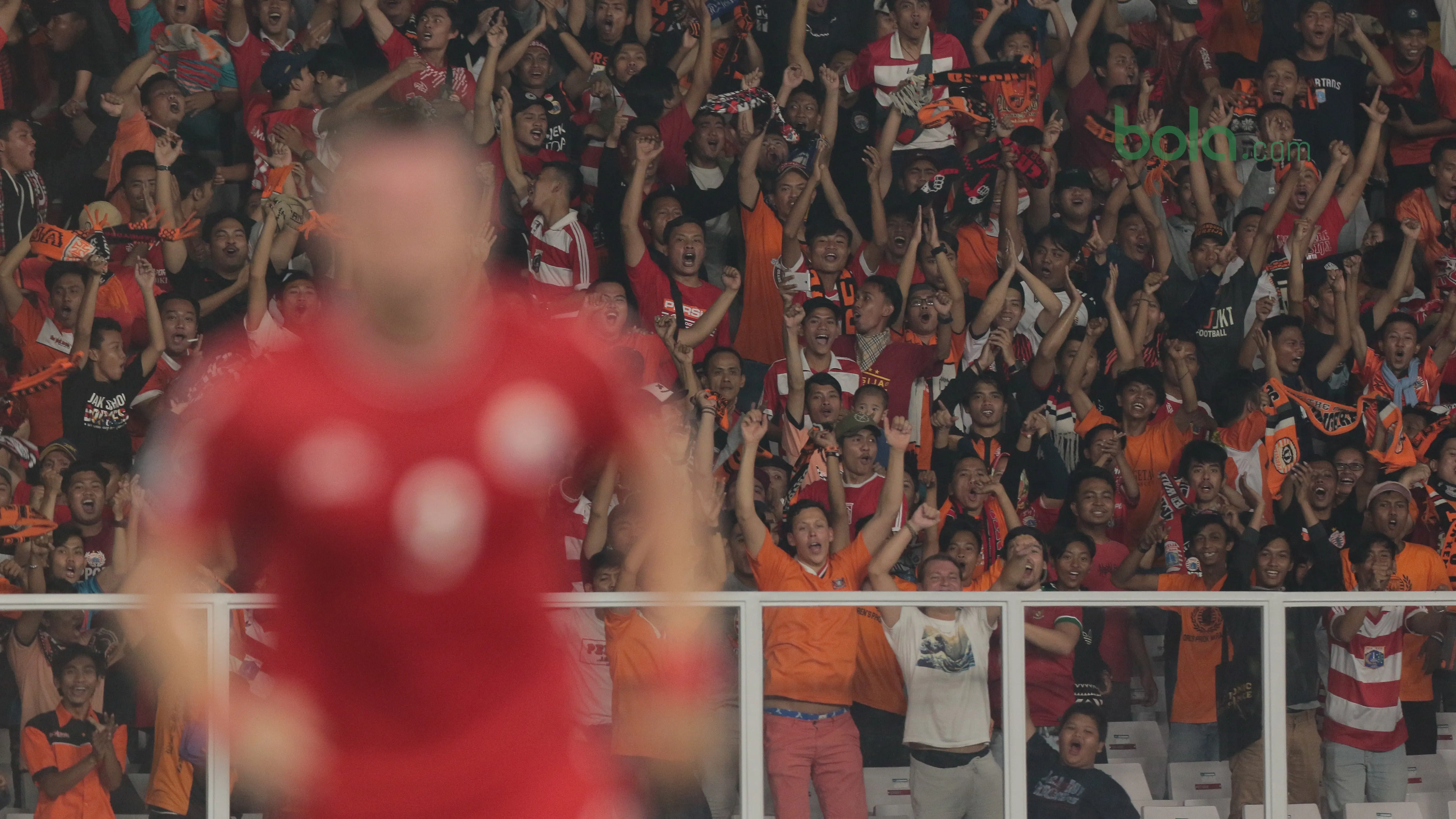 Ekspresi The Jakmania merayakan gol Marko Simic saat melawan Johor Darul Ta’zim pada laga Piala AFC 2018 di Stadion Utama Gelora Bung Karno, Jakarta, Selasa (10/4/2018). Persija Jakarta menang 4-0.  (Bola.com/Nick Hanoatubun)