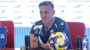 Diketahui, pelatih asal Kanada ini telah mematangkan taktik dan memimpin sesi latihan di Stadion Madya menjelang laga perdananya pada Selasa 24 Maret 2026. Tampak dalam foto, pelatih Timnas Indonesia, John Herdman, saat memberi keterangan sebelum laga melawan Saint Kitts and Nevis pada ajang FIFA Series 2026 di Media Center Stadion Utama Gelora Bung Karno (SUGBK), Jakarta, Kamis (26/3/2026). (Bola.com/M Iqbal Ichsan)