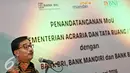 Menteri ATR, Ferry Mursyidan Baldan memberikan keterangan saat MoU di Jakarta, Senin (1/2). Kementerian ATR/BPN RI menyepakati perjanjian kerja sama dengan tiga bank pemerintah, yakni BNI, BRI dan Mandiri. (Liputan6.com/Immanuel Antonius)