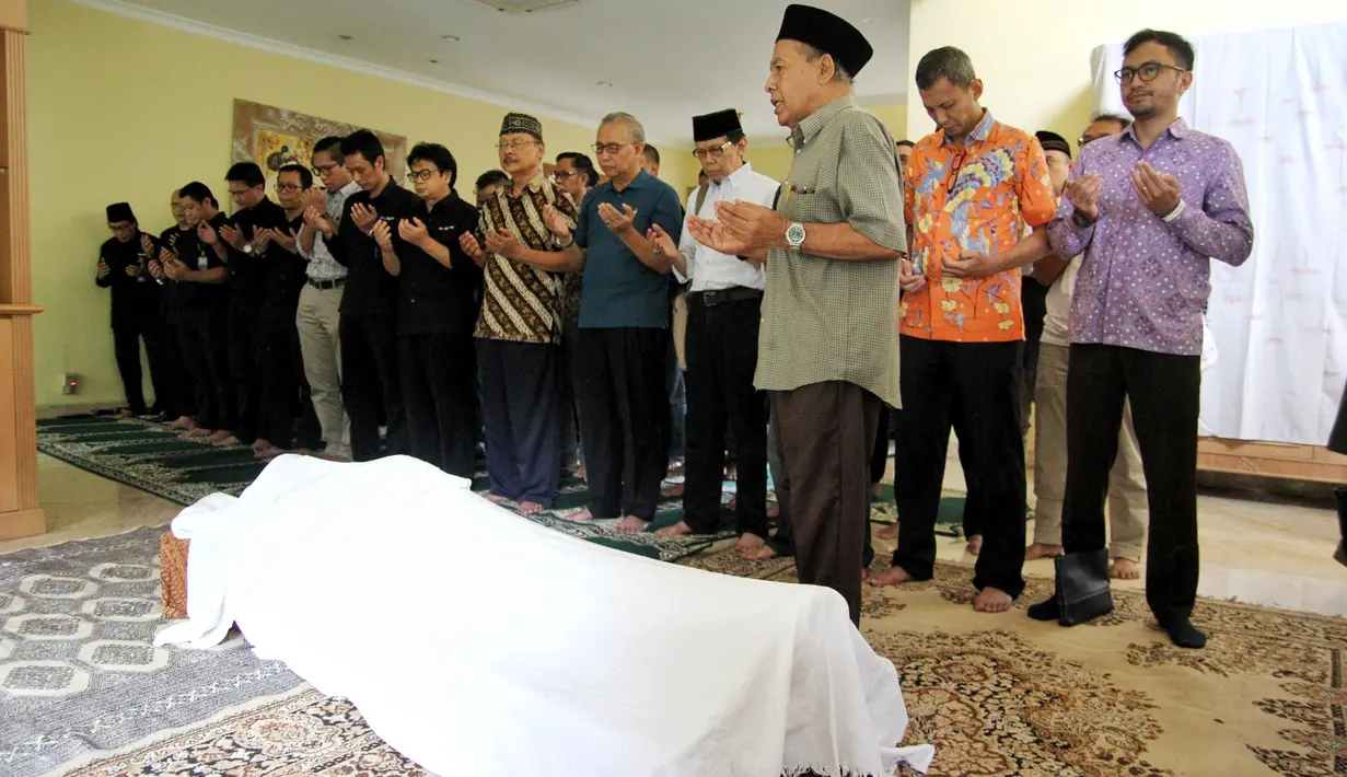 Para insan televisi berdatangan ke rumah duka memberikan penghormatan terakhir kalinya pada almarhum. Sahabat, kerabat terlihat ikut melakukan salat jenazah. (Adrian Putra/Bintang.com)
