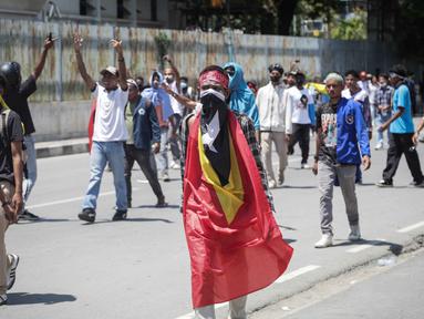 Massa yang terdiri dari mahasiswa dari berbagai universitas melakukan aksi unjuk rasa di sebuah jalan di Dili, Timor Leste, pada 16 September 2025. (VALENTINO DARIELL DE SOUSA/AFP)