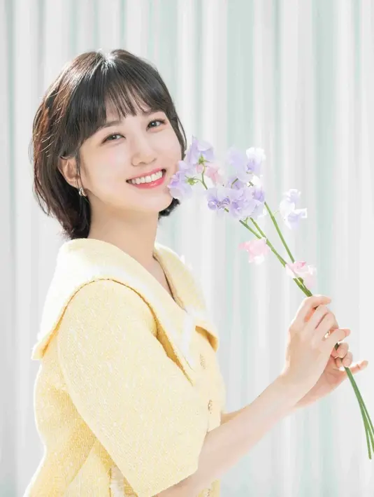 Usai drama Extraordinary Attorney Woo, Park Eun-bin kian memiliki banyak penggemar. Penggemarnya kian terpesona saat Park Eun-bin pamer senyum terbaiknya. Senyum yang ditunjukkan Park Eun-bin sambil memegangi bunga ini berhasil banjir like dan komentar. (Liputan6.com/IG/@eunbining0904)