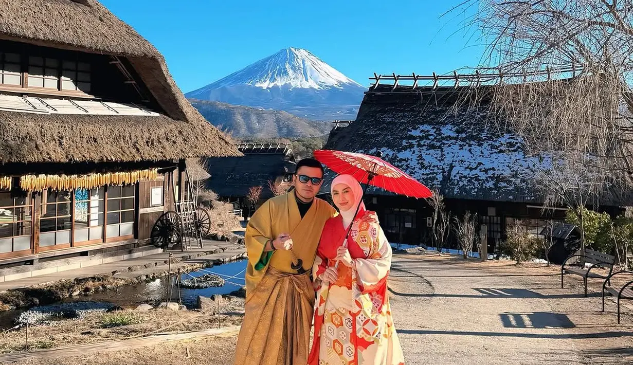 Serasi dengan Irish Bella, Haldy Sabri kenakan kimono polos mustard dengan inner hitam [@_irishbella_]