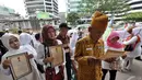 Seorang veteran saat melakukan unjuk rasa di depan Gedung KPK menuntu Jokowi untuk menjamin Hak para pensiunan, Jakarta, Kamis (18/12/2014). (Liputan6.com/Miftahul Hayat)