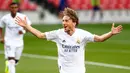 Gelandang Real Madrid, Luka Modric merayakan gol yang dicetaknya ke gawang Barcelona pada laga La Liga bertajuk El Clasico di Nou Camp, Sabtu (24/10/2020). Barcelona harus menelan pil pahit kalah 1-3 dari musuh bebuyutannya Real Madrid di kandang sendiri, Nou Camp. (AP Photo/Joan Monfort)