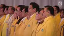 Wakil Presiden Jusuf Kalla didampingi Ketum Golkar Airlangga Hartarto dan tokoh Golkar lainnya menyanyikan lagu Indonesia Raya saat penutupan Munaslub Golkar di Jakarta, Rabu (20/12). (Liputan6.com/Faizal Fanani)