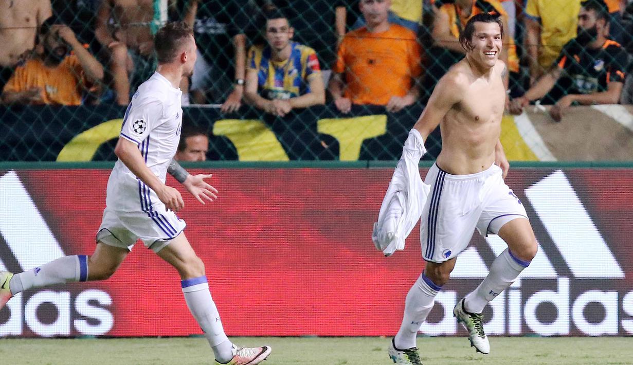 Pemain FC Copenhagen, Federico Santander (kanan) menyumbangkan satu gol saat melawan Club Brugge KV  pada grup G liga Champions di Telia Parken stadium,  Copenhagen, Rabu (28/9/2016) dini hari WIB. (AFP/Sakis Savvides)