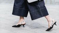 Bingung memadukan sepatu kitten heels? Ini bawahan yang cocok. (Foto: Instagram @stylesightworldwide)