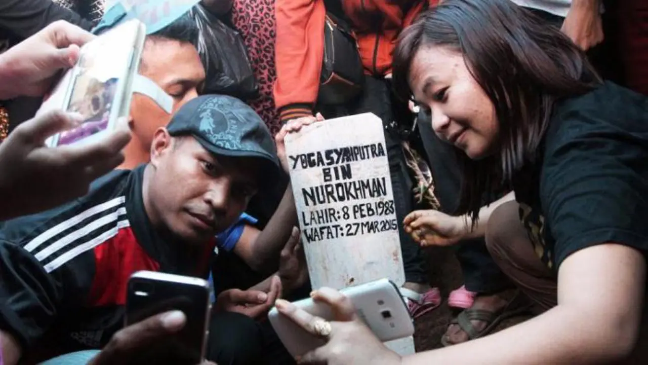 Tradisi Baru Saat Lebaran, Berfoto di Kuburan