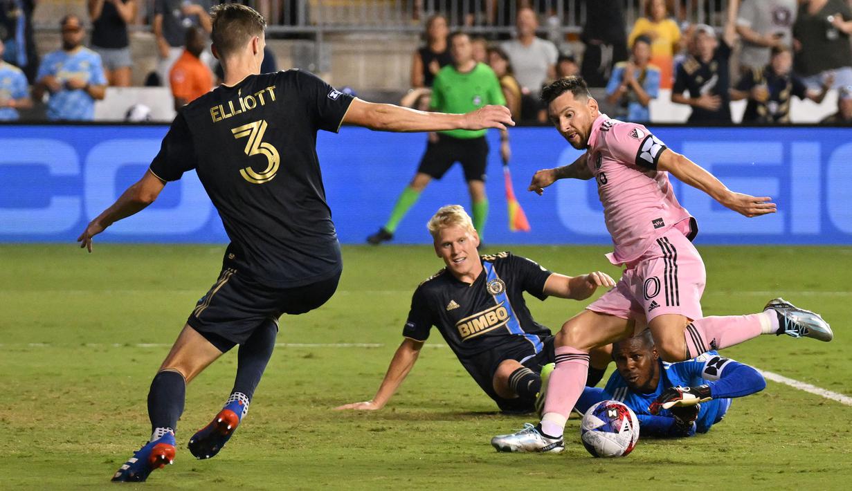 Pemain Inter Miami, Lionel Messi berusaha mencetak gol ke gawang Philadelphia Union pada laga Piala Liga 2023 di Subaru Park, Chester, Pennsylvania, 15 Agustus 2023. (AFP/Mitchell Leff)