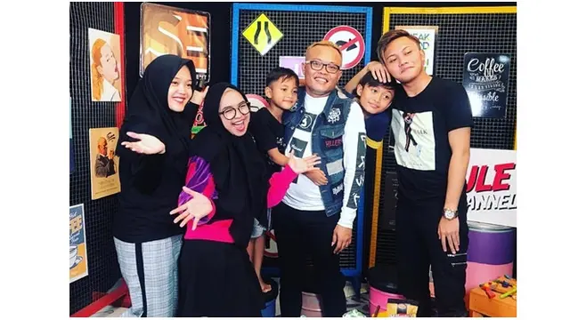 Keseruan Ria Ricis Collab Bareng Seleb Ternama hingga Presiden Jokowi (sumber: instagram/@riaricis1795)