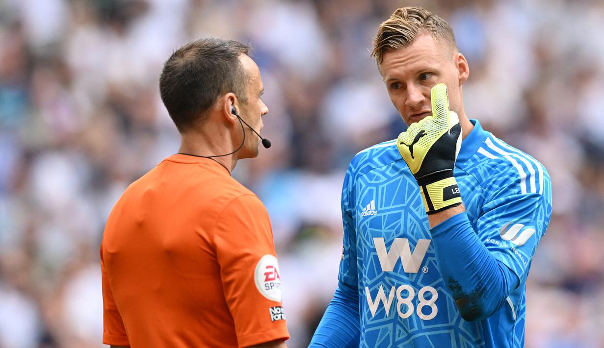 Bernd Leno. Baru bergabung dengan Fulham pada awal musim 2022/2023 setelah didatangkan dari Arsenal, kiper asal Jerman berusia 30 tahun ini langsung mendapatkan tempat utama menggeser posisi Marek Rodak. Bernd Leno memilih mengenakan jersey bernomor 17, sementara nomor punggung 1 masih menjadi milik Marek Rodak yang turun kasta menjadi kiper nomor dua. (AFP/Glyn Kirk)
