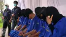 Para tersangka saat dijaga ketat oleh petugas saat pemusnahan Narkoba di Tangerang, Rabu, (10/2). Barang bukti yang dimusnahkan berasal dari  bandar besar jaringan International. (Liputan6.com/Faisal R Syam) 
