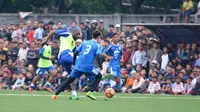 Carlton Cole beraksi dalam sesi latihan Persib Bandung di Lapangan Lodaya, Jumat (31/3/2017). (Bola.com/Erwin Snaz)