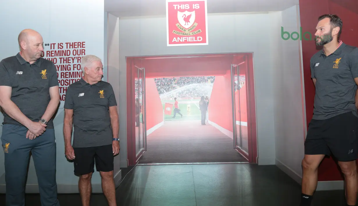 Legenda Liverpool, Gary McAllister, Roy Evans, dan Patrik Berger, berfoto pada LFC World Tour Jakarta di Mal Taman Angrek, Jakarta (08/03/2018). Kegiatan tersebut untuk membawa Liverpool lebih dekat kepada fans. (Bola.com/Nick Hanoatubun)