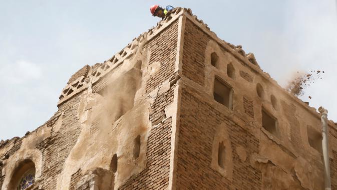 Seorang pekerja merenovasi bangunan bersejarah di Kota Tua Sanaa, Yaman, 9 Agustus 2020. Hujan dan banjir bandang di Yaman menghancurkan empat bangunan serta merusak 30 lainnya di situs Warisan Dunia UNESCO Kota Tua Sanaa, kata penduduk kepada Xinhua pada Minggu (9/8). (Xinhua/Mohammed Mohammed)