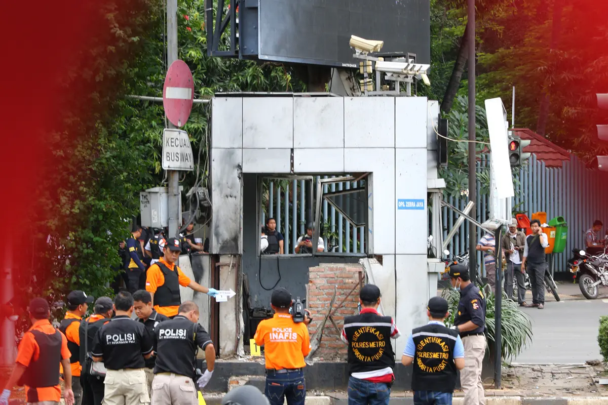 20160114-Polisi-Sisir-Lokasi-Pengeboman-Jakarta-YG