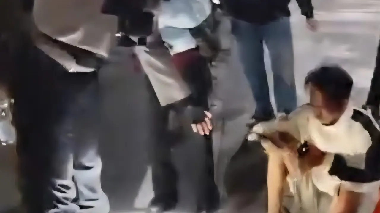 Tim Jaguar Presisi Polres Metro Depok saat membantu penanganan pengendara yang alami kecelakaan di Jalan Raya Margonda, Depok.
