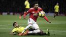 Pemain Watford, Adrian Mariappa (kiri) menghalau bola dari kaki pemain Manchester United, Jesse Lingard pada lanjutan Premier League di Vicarage Road stadium, Watford, (28/11/2017). MU menang 4-2. (AP/Matt Dunham)