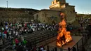 Warga membakar kayu sebelum perayaan malam San Juan di San Pedro Manrique, Spanyol Utara, Minggu (24/6). Tradisi kuno Spanyol ini diperingati untuk menyambut musim panas. (AP Photo/Alvaro Barrientos)