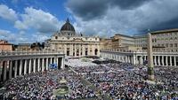 Puluhan ribu orang, khususnya umat Katolik, memadati lapangan Santo Petrus, Vatikan untuk menyaksikan secara langsung misa inaugurasi Paus Leo XIV. (Tiziana FABI/AFP)