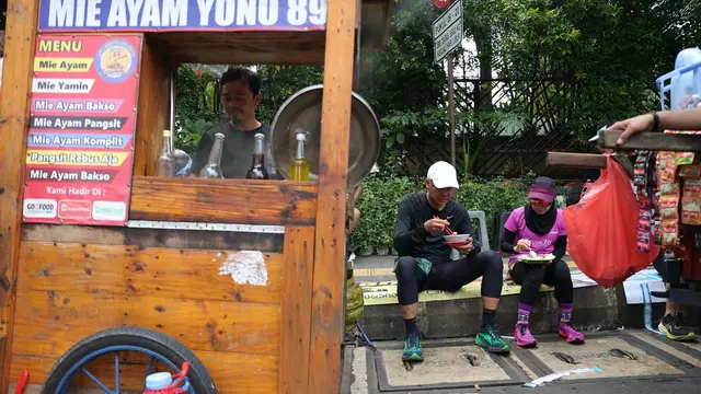 Persiapan Debat Terakhir, Ganjar Makan Mie Ayam Pinggir Jalan