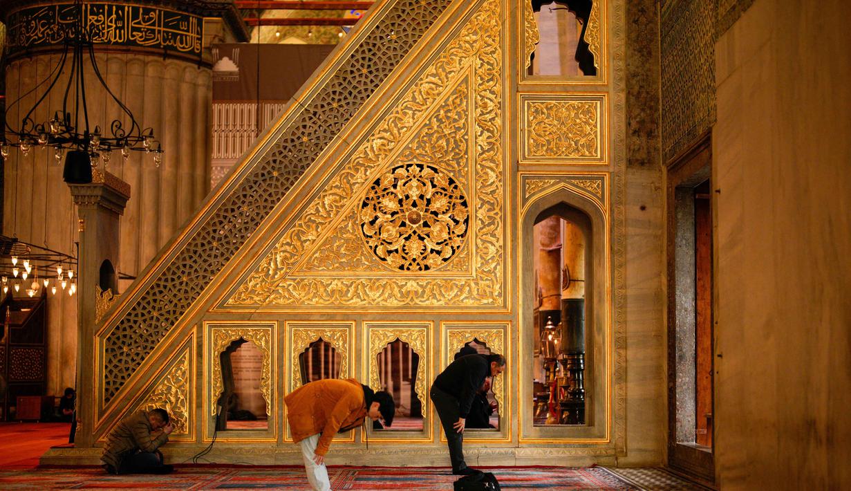 Masjid Sultanahmet juga dianggap sebagai salah satu karya paling indah dari peradaban Turki-Islam, dan secara resmi dibuka untuk peribadatan pada 9 Juni 1617. Tampak dalam foto, para jamaah berdoa selama bulan suci Ramadan di Masjid Sultanahmet, Istanbul, Turki, Rabu 25 Februari 2026. (AP Photo/Emrah Gurel)