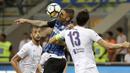 Pemain Inter Milan, Mauro Icardi (tengah) saat berduel dengan pemain Fiorentina pada laga Serie A di San Siro stadium, Milan (20/8/2017). Inter menang 3-0. (AP/Antonio Calanni)