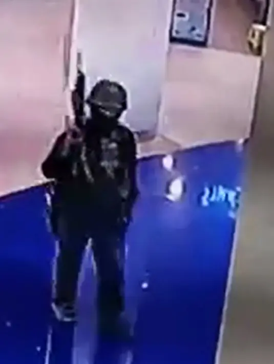 Rekaman CCTV menunjukkan tentara Thailand Jakrapanth Thomma berjalan sambil membawa senjata di mal Terminal 21, Nakhon Ratchasima, Thailand, Sabtu (8/2/2020). Kementerian Pertahanan Thailand masih enggan merilis informasi detail terkait pelaku. (MCOT/MCOT Public Company Limited/AFP)