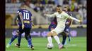 Striker Al Nassr FC, Cristiano Ronaldo menguasai bola di antara tiga pemain Al Adalah pada laga pekan ke-22 Liga Arab Saudi 2022/2023 di Prince Abdullah Stadium, Rabu (5/4/2023) dini hari WIB. (twitter@AlNassrFC)